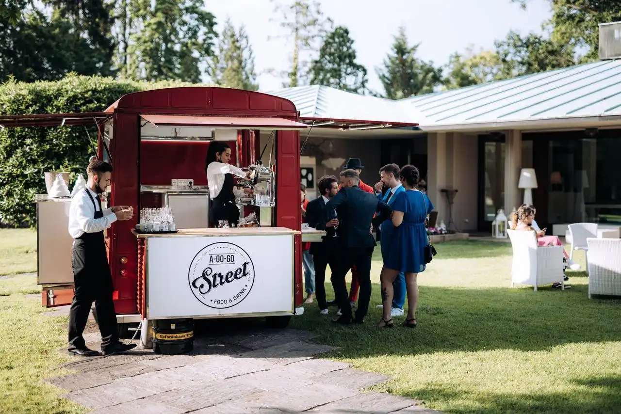 food truck in un giardino per un catering
