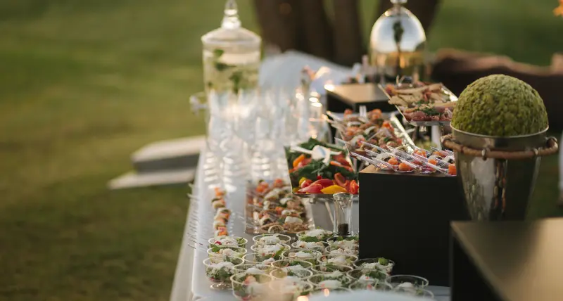 tavola apparecchiata in giardino per un catering