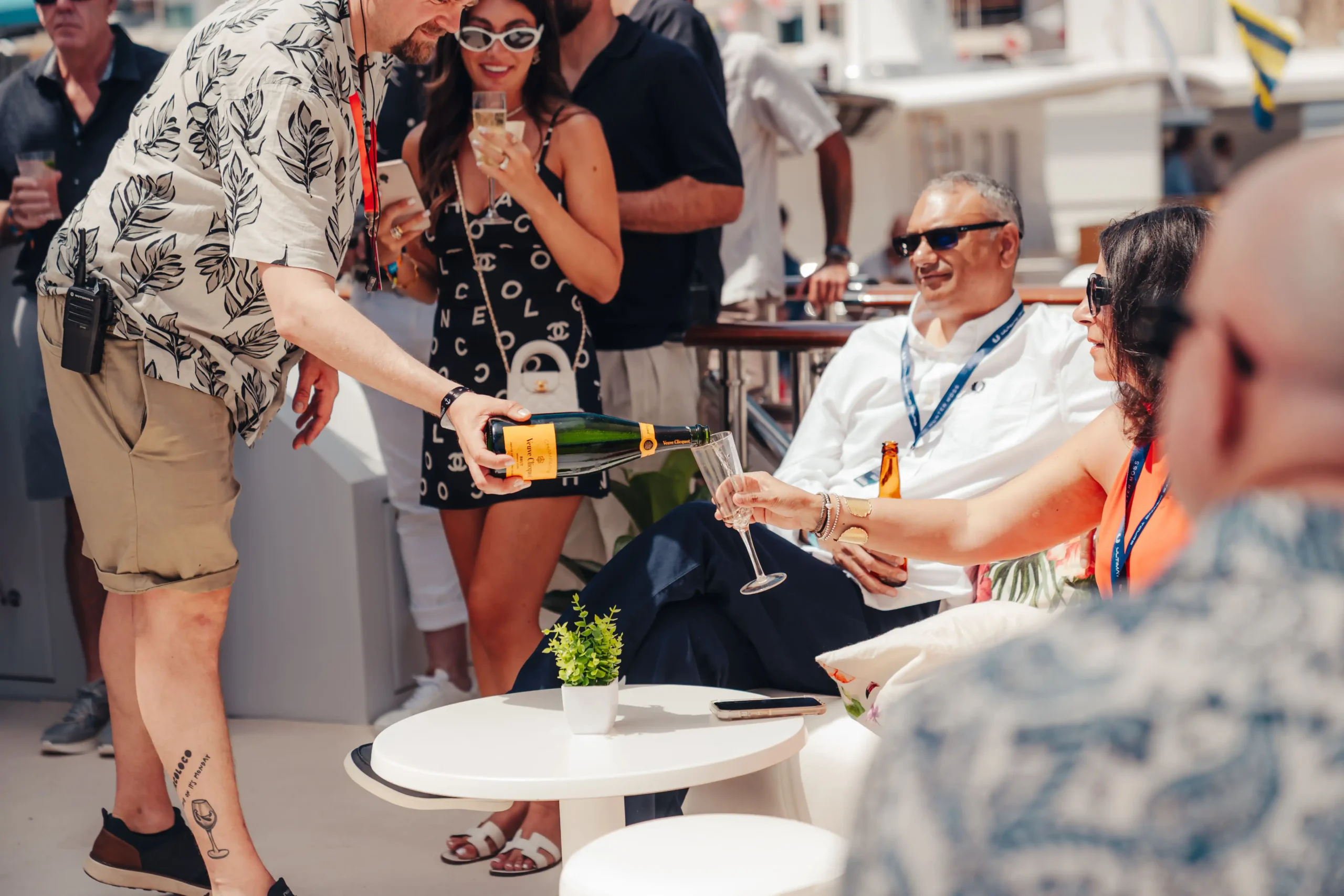 persona che si fa versare lo champagne nel bicchiere