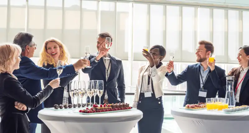 persone che brindano ad un buffet di un catering