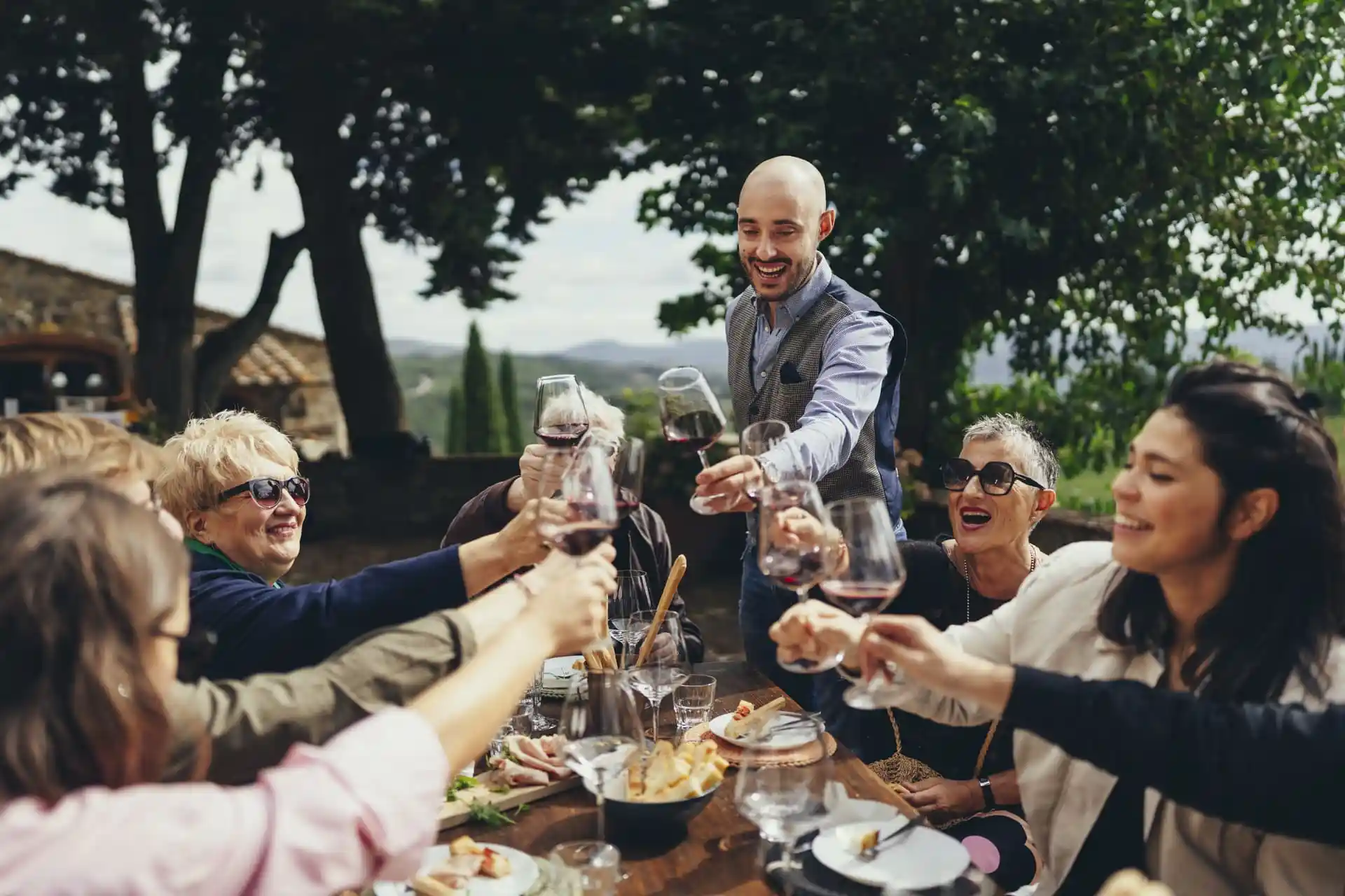 persone che brindano nel Chianti