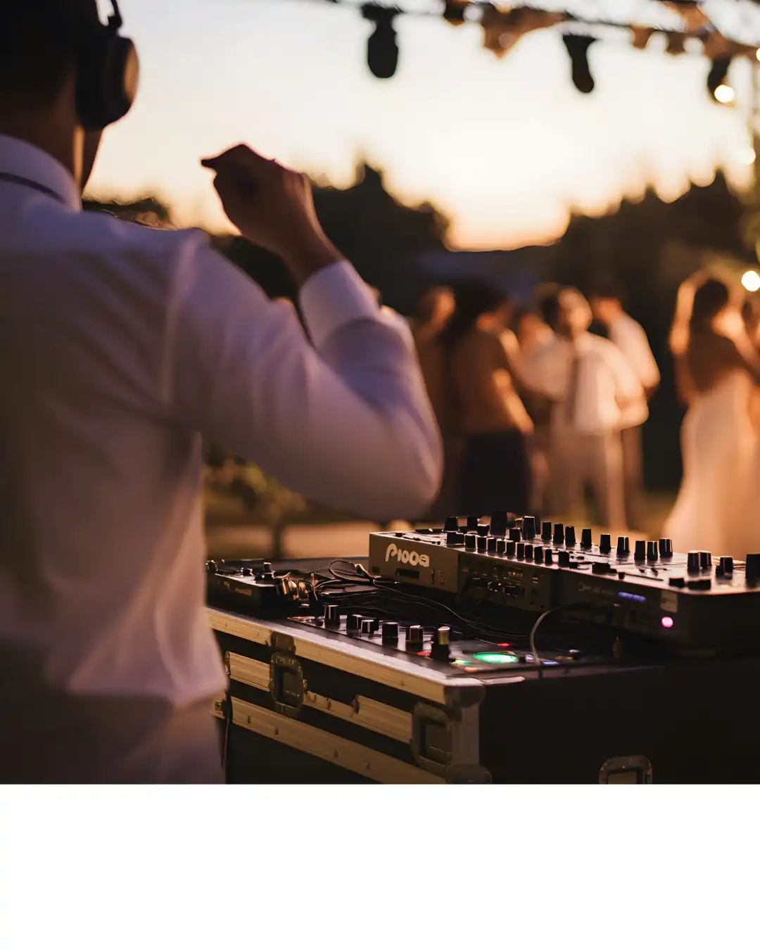 persona che suona una console da dj
